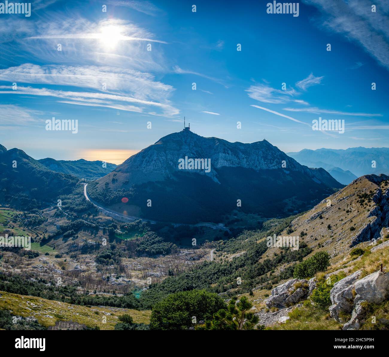 Vue depuis le sommet du mont Lovcen au mausolée de Njego, vue vers l'ouest et rétroéclairé par le soleil de la fin de l'été. Banque D'Images