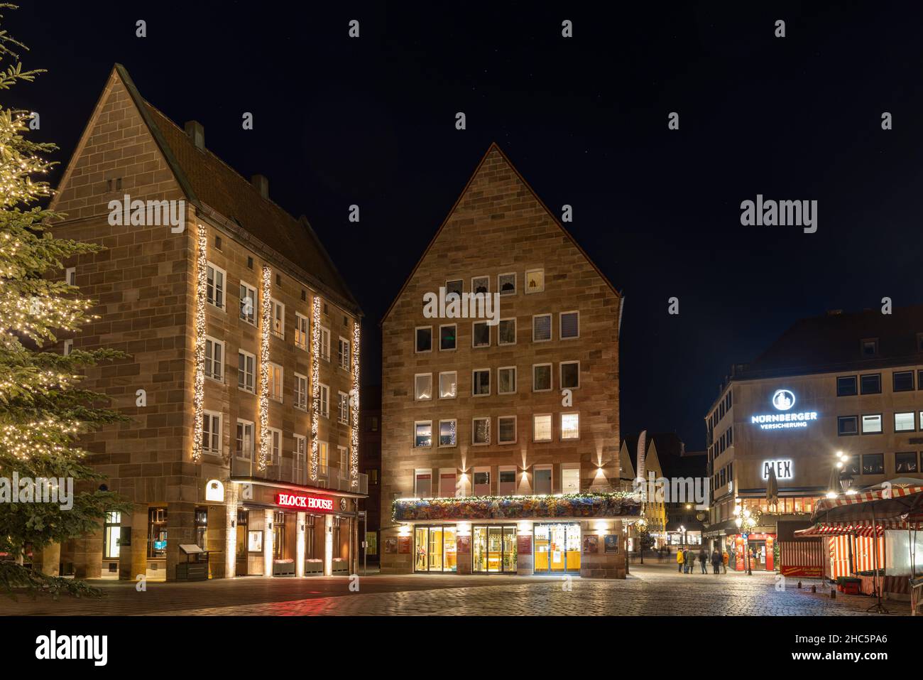 La vieille ville de Nuremberg est spectaculaire après la tombée de la nuit avec ses vieux bâtiments éclairés et ses ruelles étroites. Banque D'Images