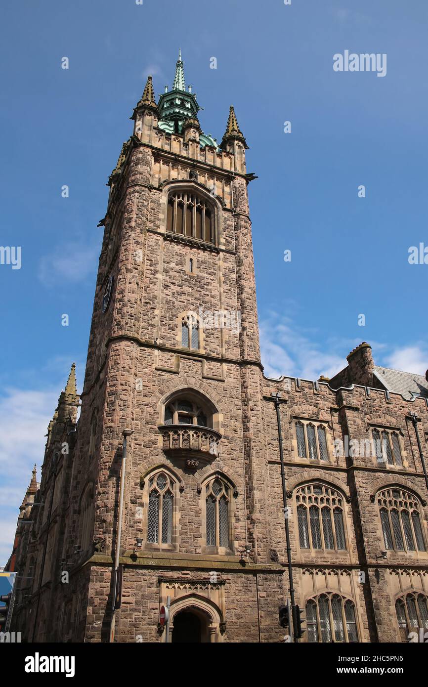 Bâtiment historique de Spires Mall and Conference Centre avec un bâtiment en briques brunes dans le centre-ville, Belfast, Irlande du Nord. Banque D'Images