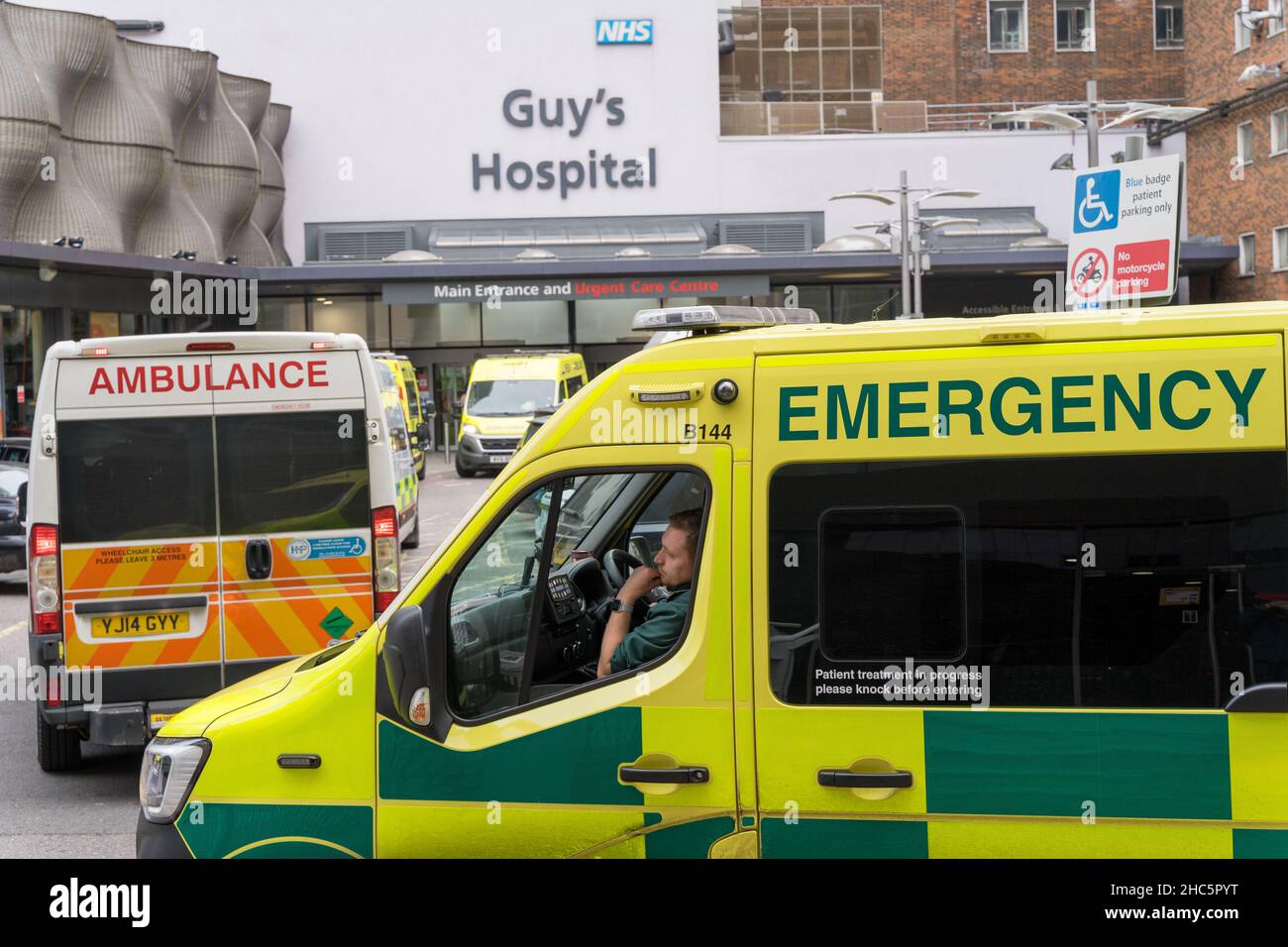 Les ambulances font la queue devant le centre de soins d'urgence de l'hôpital Guy de Londres la veille de Noël 2021 Angleterre Royaume-Uni Banque D'Images