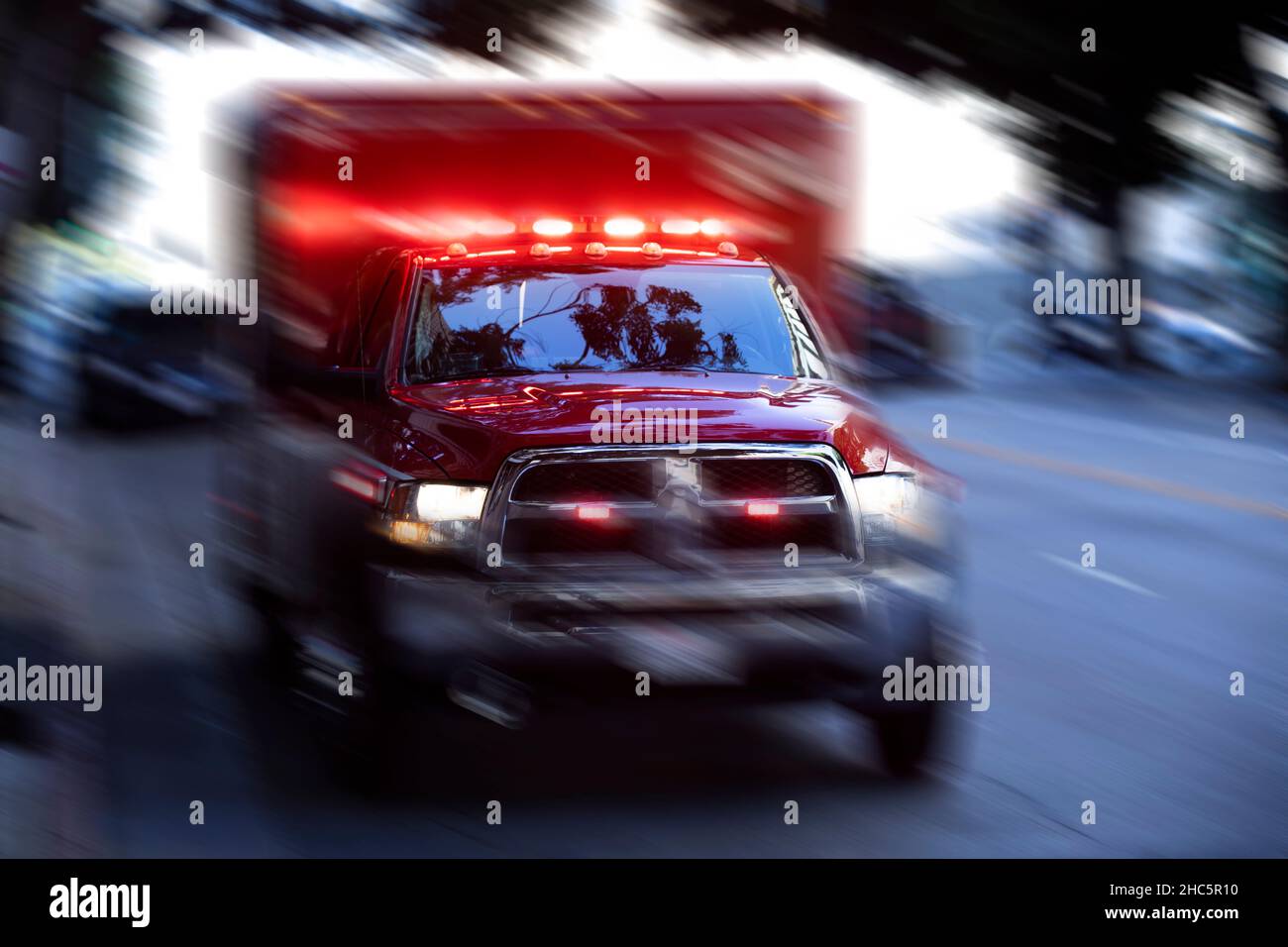 Une ambulance répond à la scène d'une urgence. Banque D'Images