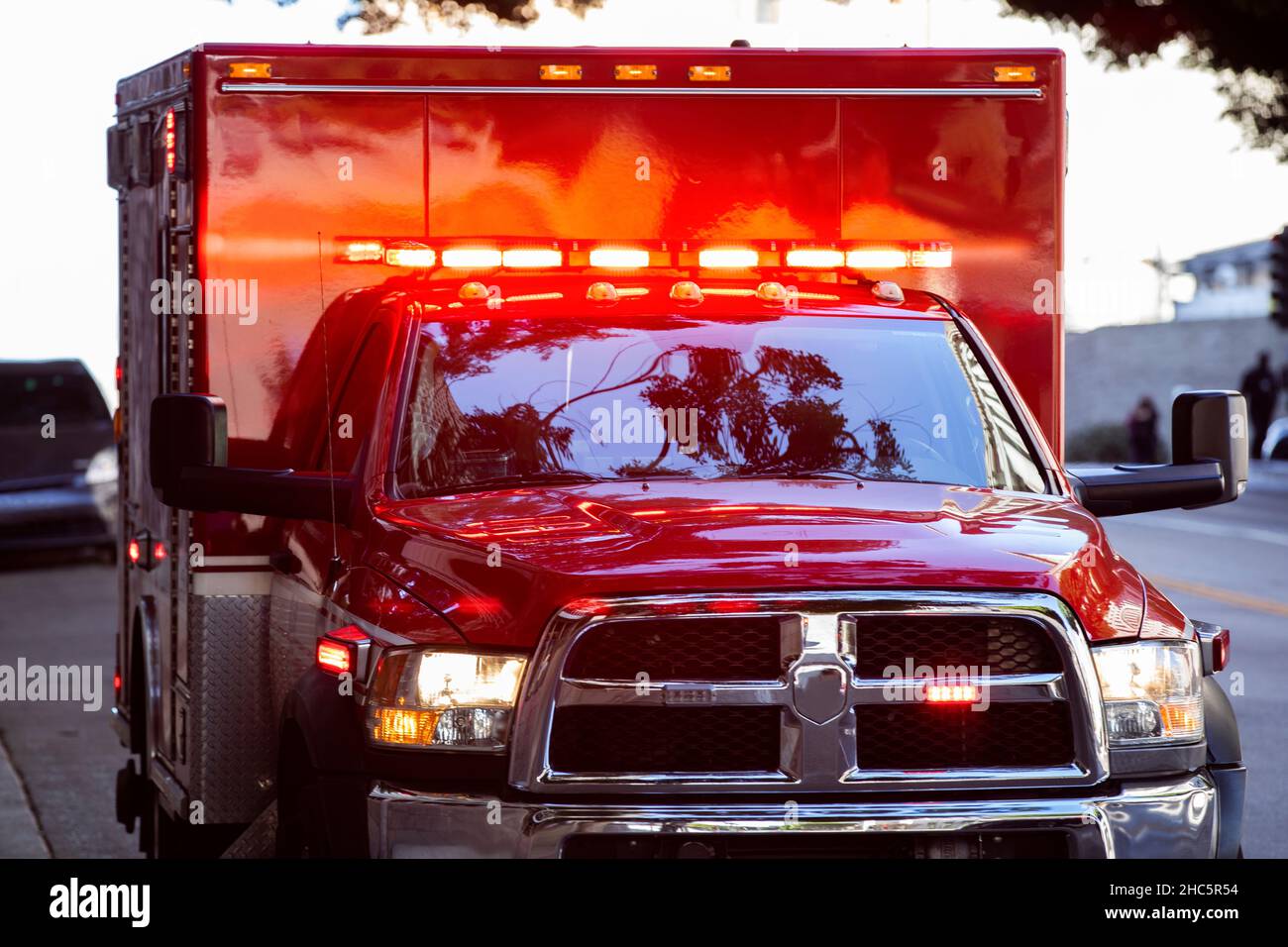 Une ambulance répond à la scène d'une urgence. Banque D'Images