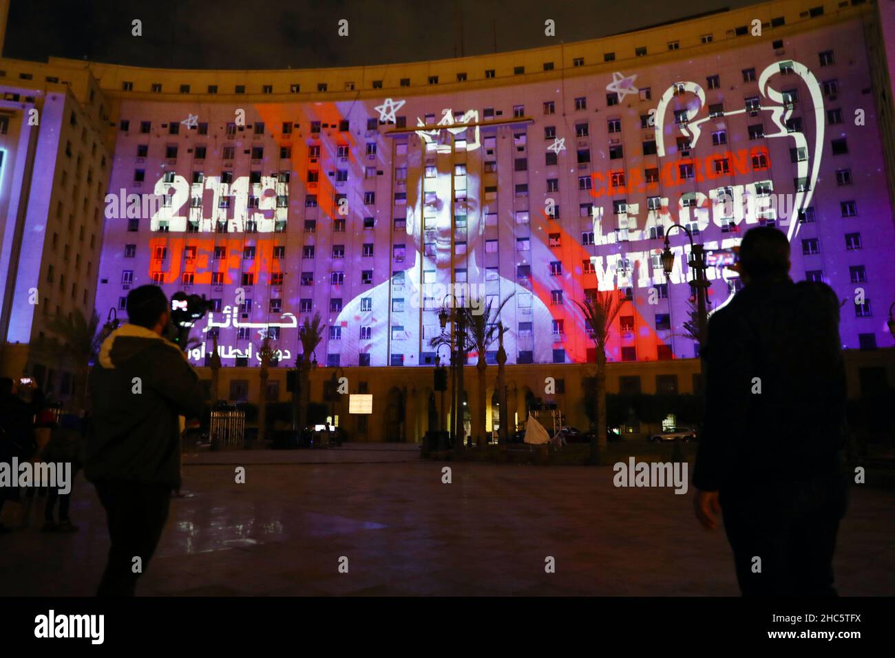 Le Caire.24th décembre 2021.La photo prise le 24 décembre 2021 montre la cartographie 3D du footballeur professionnel égyptien Mohamed Salah sur le bâtiment du complexe Tahrir au Caire, en Égypte.Le spectacle de cartographie qui s'est tenu vendredi soir a exposé quelques-unes des réalisations les plus remarquables de Mohamed Salah, telles que battre le record du football de l'Angleterre avec ses 100 buts, gagner la Ligue des Champions en 2019 et sa reconnaissance en tant que joueur de 1st en Afrique.Salah est un footballeur professionnel égyptien qui capitaine l'équipe nationale égyptienne et joue pour le Liverpool football Club.Credit: Ahmed Gomaa/Xinhua/Alamy Live News Banque D'Images