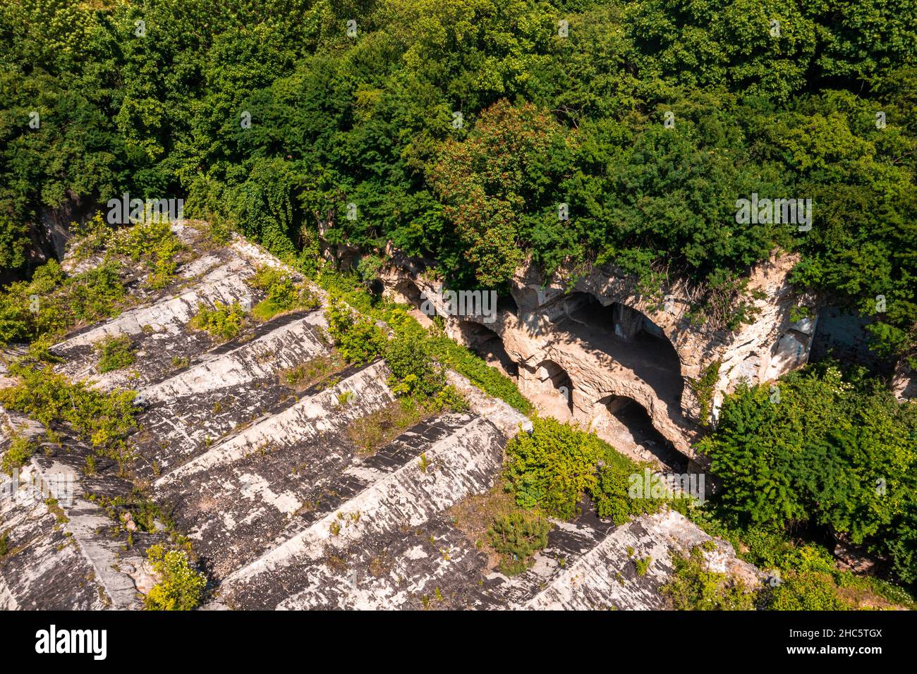 Vue aérienne sur le château historique en ruines et le fort de guerre. Banque D'Images