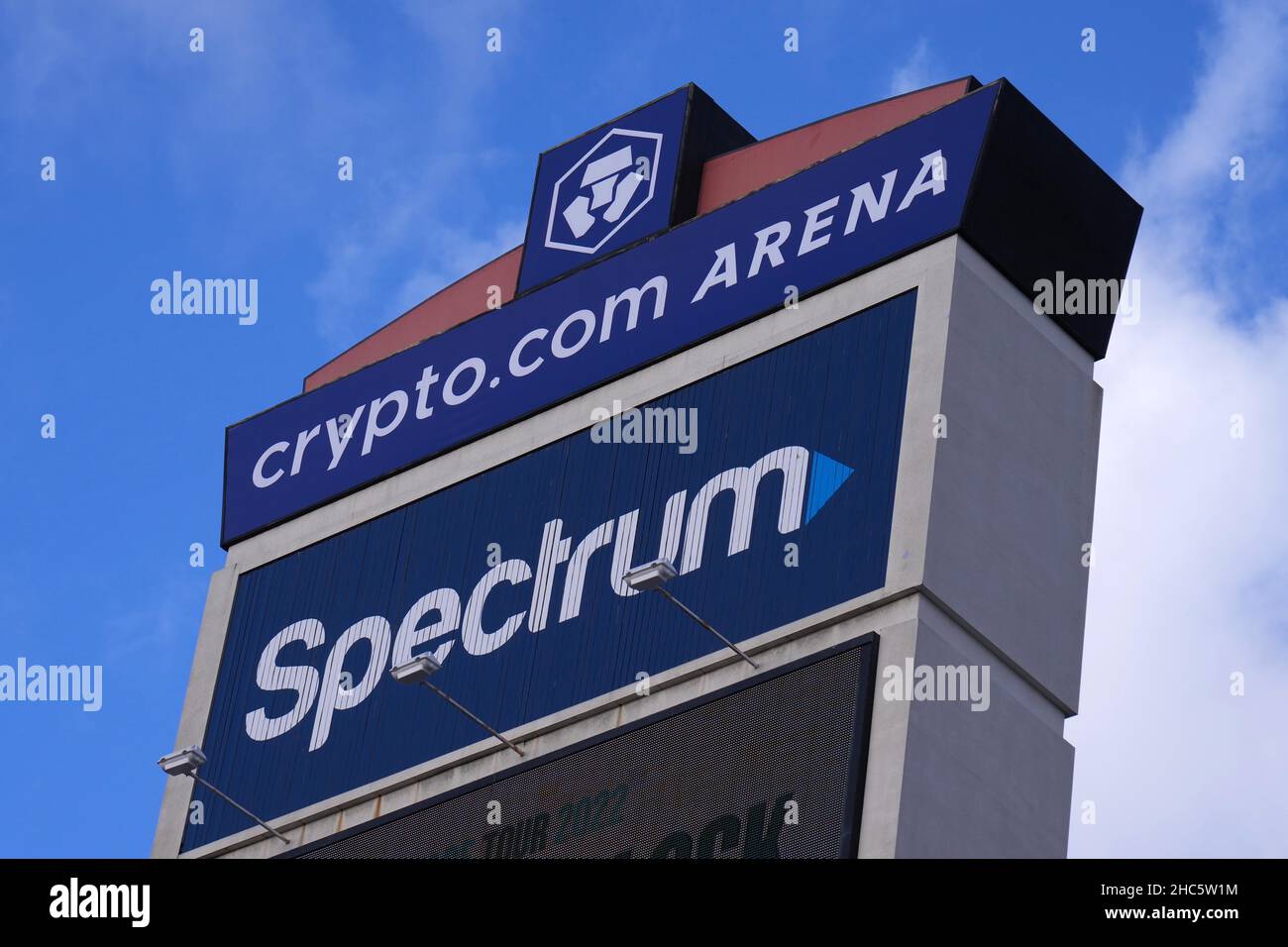 La signalétique de l'arène Crypto.com est visible sur la marquise du Staples Center, vendredi 24 décembre 2021, à Los Angeles. L'arène sera officiellement rebaptisée arène Cryto.com le jour de Noël, le 25 décembre 2021. Banque D'Images