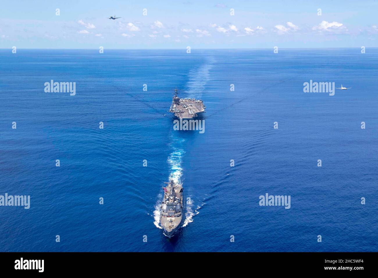 États-Unis.17th décembre 2021.Le destroyer de missile guidé de classe Arleigh Burke USS Stockdale (DDG 106) et le porte-avions de classe Nimitz USS Carl Vinson (CVN 70) passent en transit dans l'océan Indien tandis que deux Poséidon P-8A de la Royal Australian Air Force, affectés au 11 Escadron, survolent au cours d'un exercice d'entraînement bilatéral, le 17 décembre 2021.Carl Vinson Carrier Strike Group et des éléments de la Royal Australian Navy and Air Force mènent un exercice d'entraînement bilatéral pour tester et affiner les capacités de combat en faveur d'une Indo-Pacific libre et ouverte.(Credit image: © U.S. Navy/ZUMA Press Wire Service/ZUM Banque D'Images