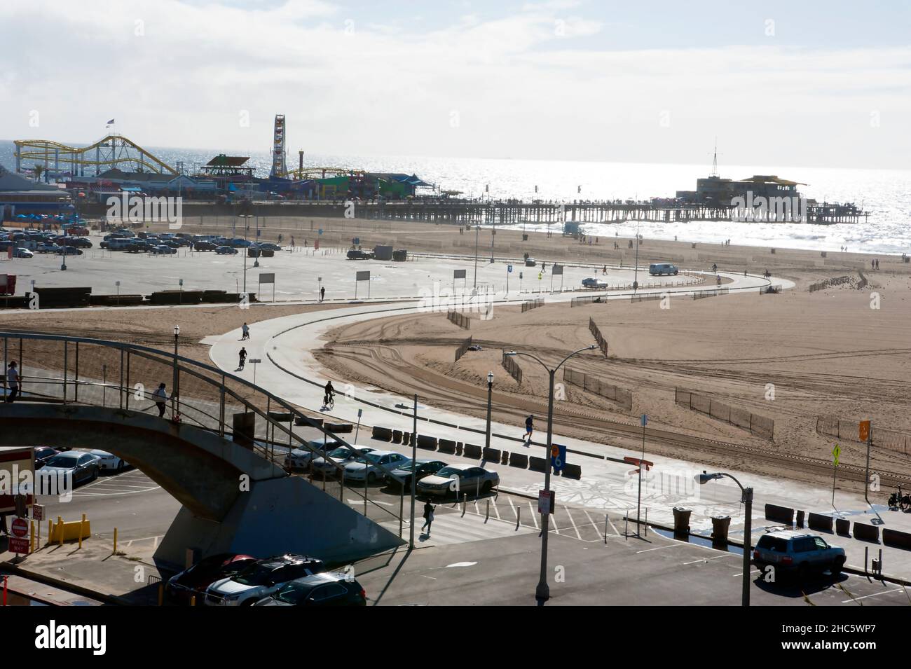 Vue sur la jetée de Santa Monica, la plage et le parking à Santa Monica, CA. Banque D'Images
