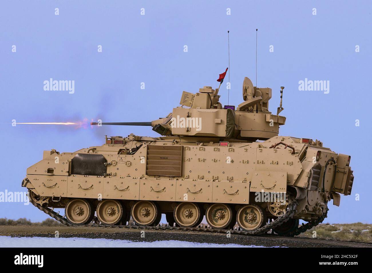 Boise, Idaho, États-Unis.15th décembre 2021.Les qualifications de Gunnery commencent au Centre d'entraînement au combat d'Orchard.Les soldats ont terminé cette semaine l'entraînement du Bradley Commanders course avec le Regional Training Institute (RTI) 204th de la Garde nationale de l'Armée de l'Idaho sur le terrain Gowen.Le cours est conçu pour former les officiers de garde active, de réserve et nationale et les officiers non commissionnés au combat critique M3 Bradley Fighting Vehicle Commander Skills.Des exercices sur le terrain ont été réalisés sur la toute nouvelle gamme 10, la Digital Air Ground Integrated Range (DAGIR), au centre d'entraînement au combat Orchard gro Banque D'Images