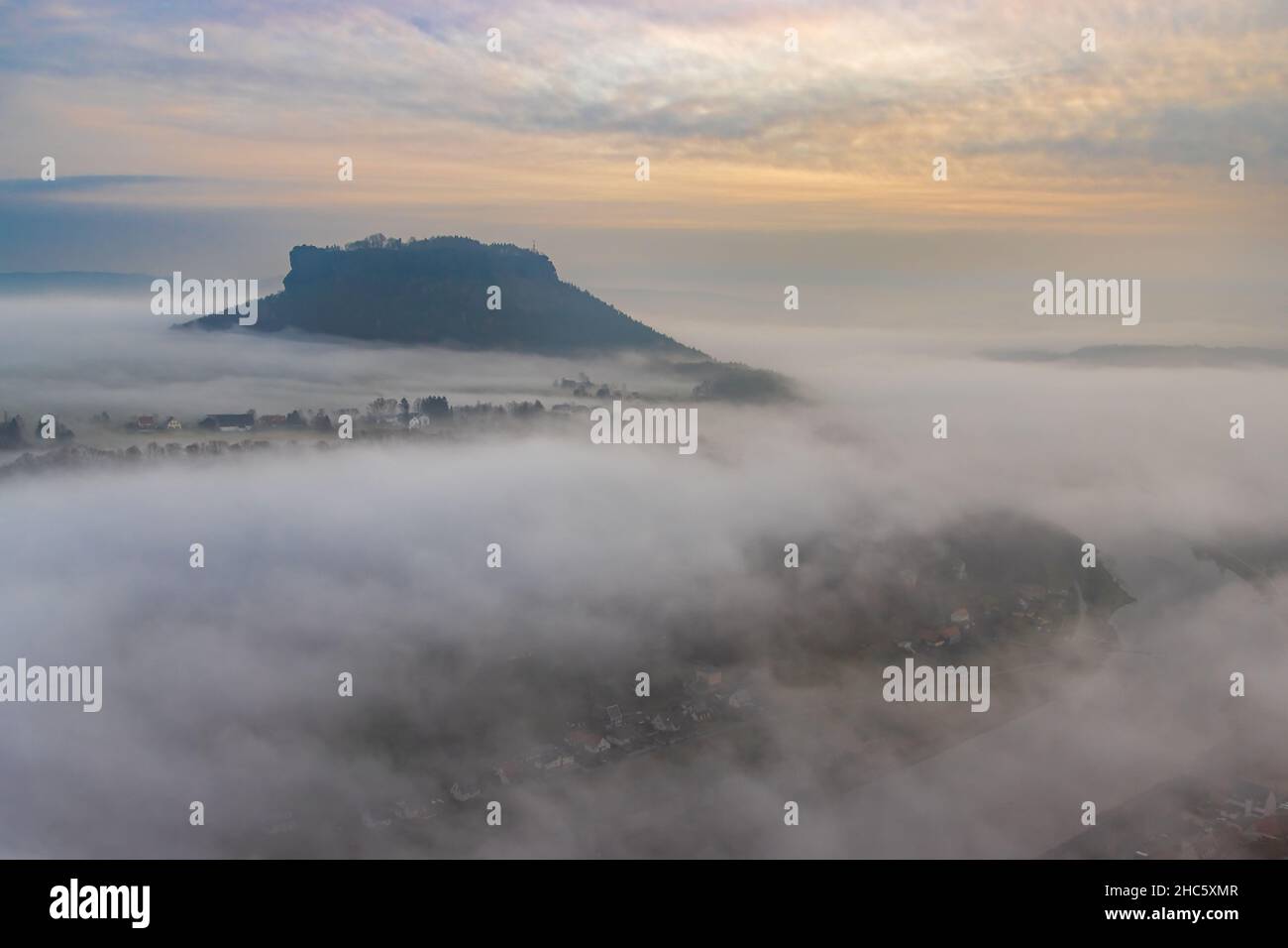 Matin lumineux à la montagne Lilienstein dans le parc de la Suisse saxonne, Allemagne avec brouillard partout Banque D'Images