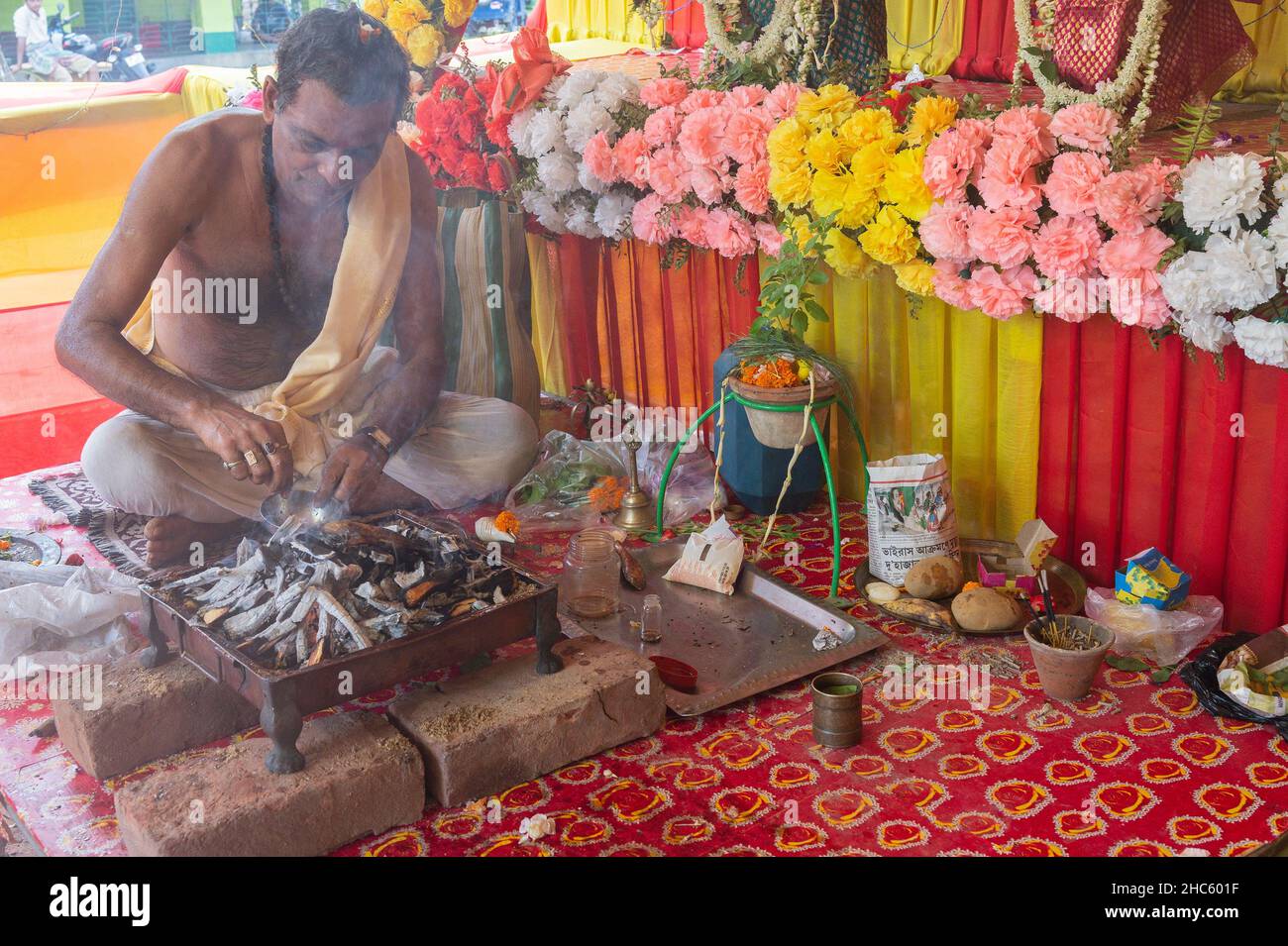 Howrah, Bengale occidental, Inde - 29th juin 2020 : prêtre hindou finissant yajna après avoir adoré l'idole de Dieu Jagannath, Balaram et Suvodra. Rathjatra, Banque D'Images