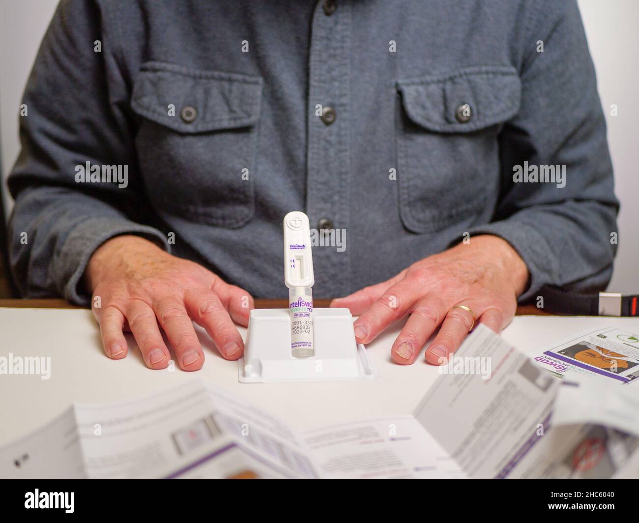 Kit de test d'antigène à domicile COVID-19.Écouvillon de test dans une solution de réactif. Banque D'Images