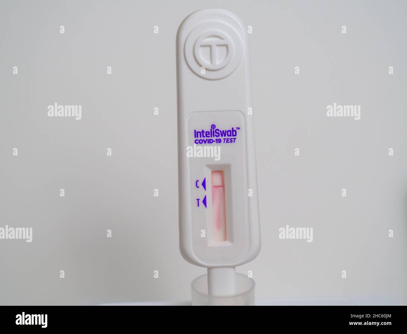Kit de test d'antigène à domicile COVID-19.Écouvillon de test dans une solution de réactif.Solution migrant vers l'écouvillon. Banque D'Images