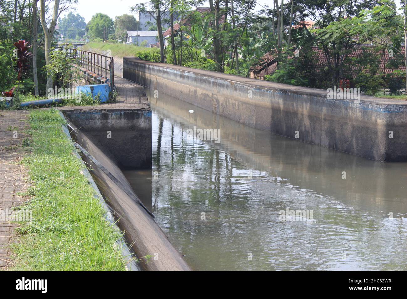 construction d'un canal d'eau qui sert à vidanger l'eau jusqu'à destination Banque D'Images