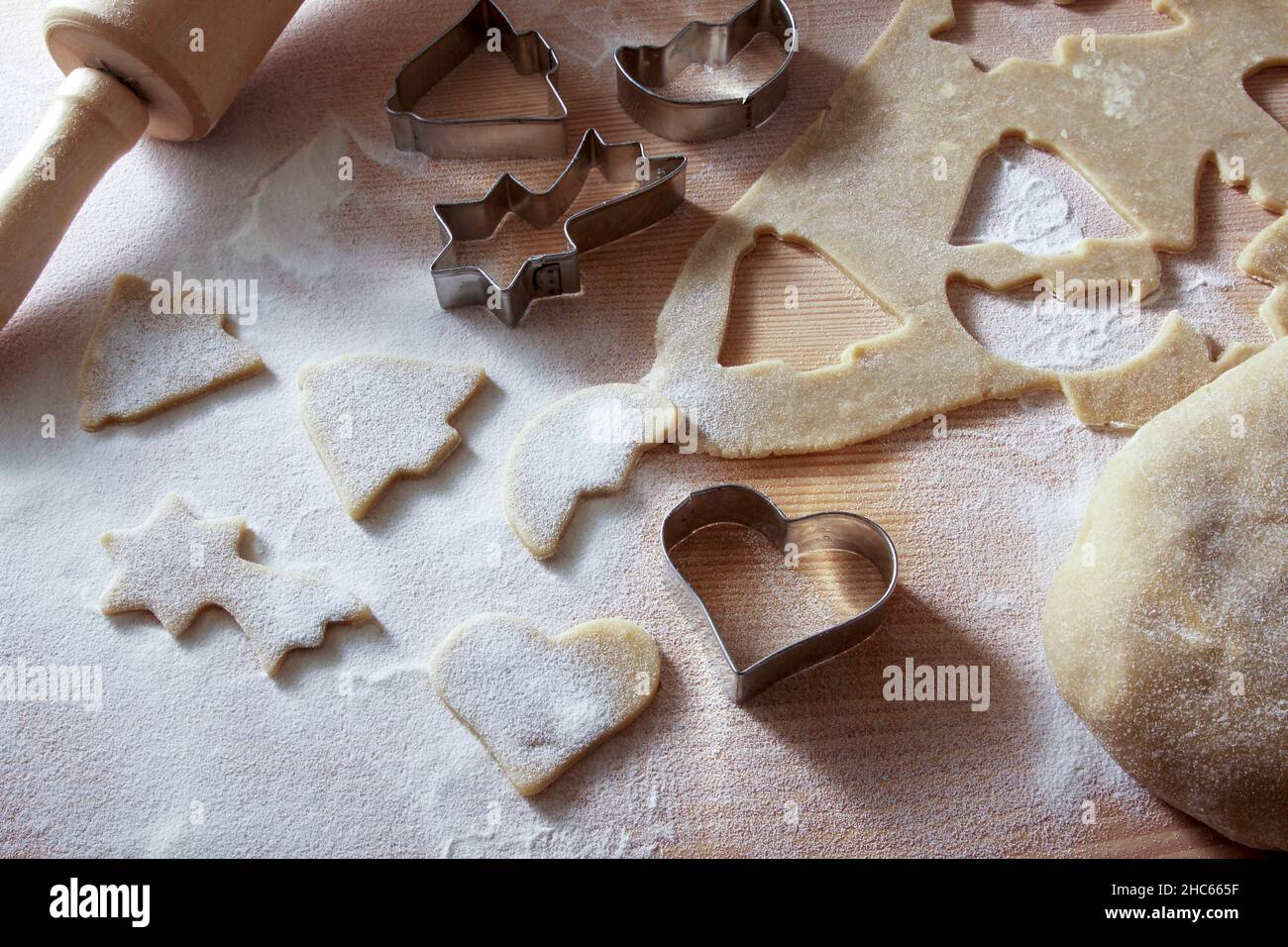 pâte à biscuits avec emporte-pièces Banque D'Images