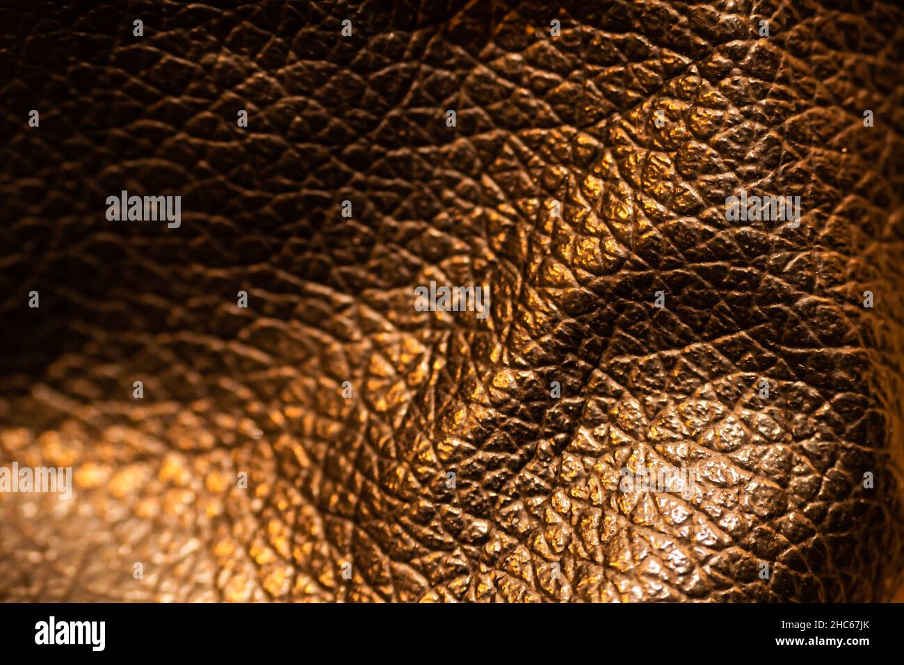 Texture en cuir brun foncé avec éclairage chaleureux Banque D'Images