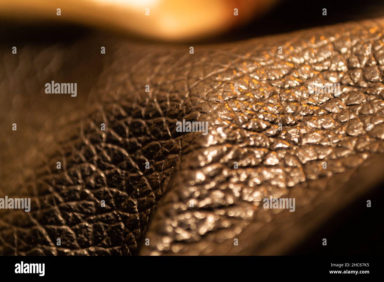 Gros plan de cuir brun foncé avec une surface légèrement endommagée Banque D'Images