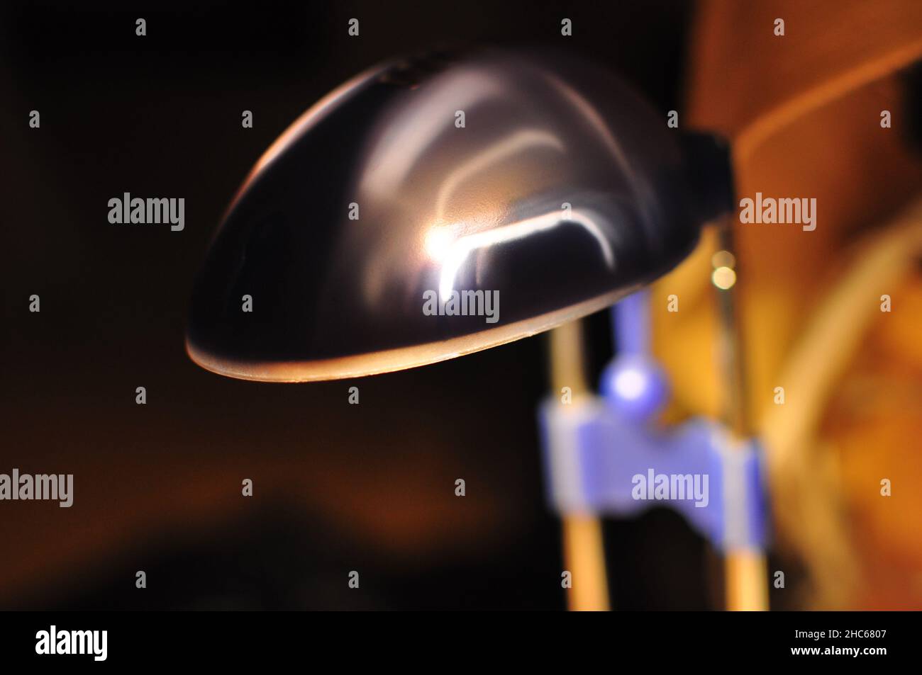 Mise au point sélective d'une lampe de table allumée Banque D'Images