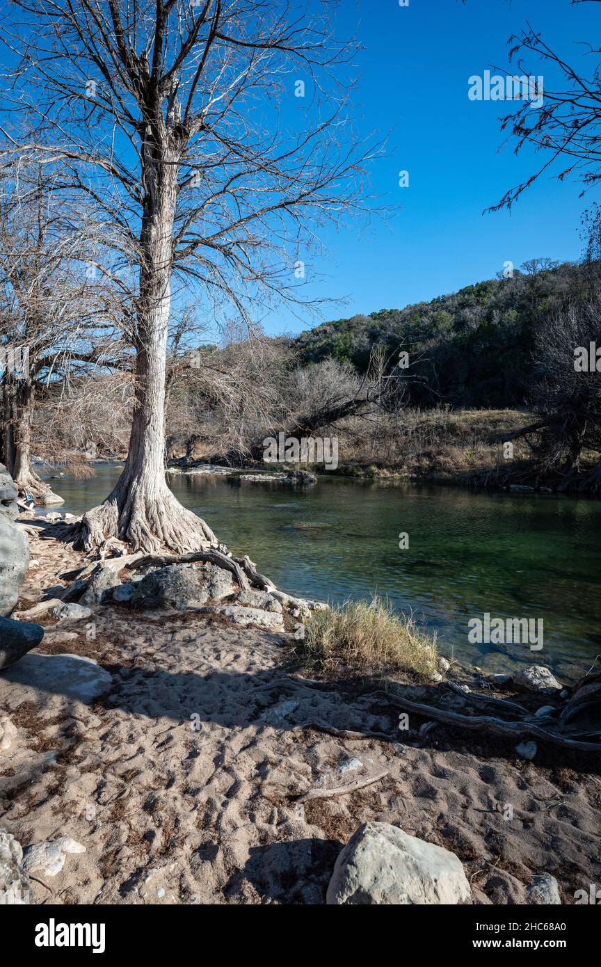 Johnson City, Texas, États-Unis.24 décembre 2021.Temps chaud au parc régional de Pedernales Falls.La veille de Noël était incroyablement chaude.Il était assez chaud pour que les visiteurs puissent aller nager dans la rivière.Ce parc de 5 212 hectares est situé le long des rives de la rivière Pedernales dans le comté de Blanco, Texas.Credit: Sidney Bruere/Alay Live News Banque D'Images