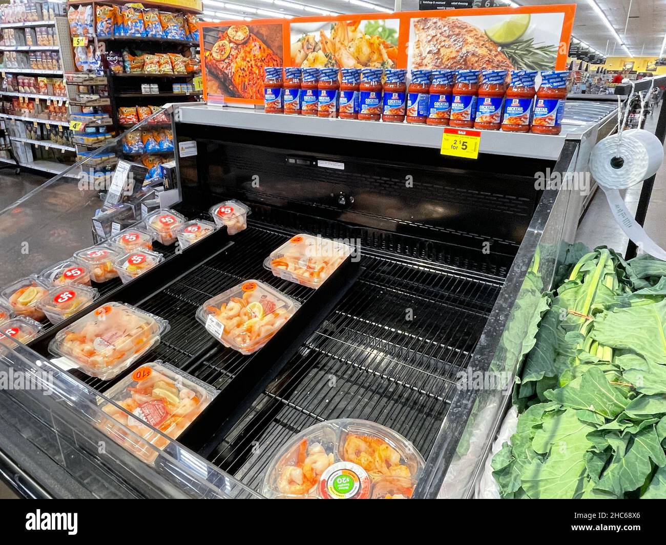 Martinez, GA USA - 12 23 21: Magasin de détail intérieur Kroger la veille de Noël sur Columbia Road Banque D'Images