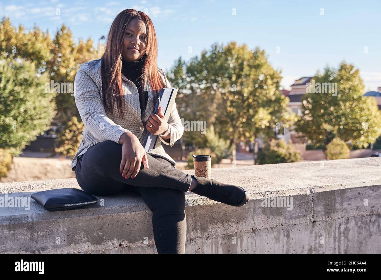 Étudiante afro-américaine assise avec des livres entre ses mains Banque D'Images