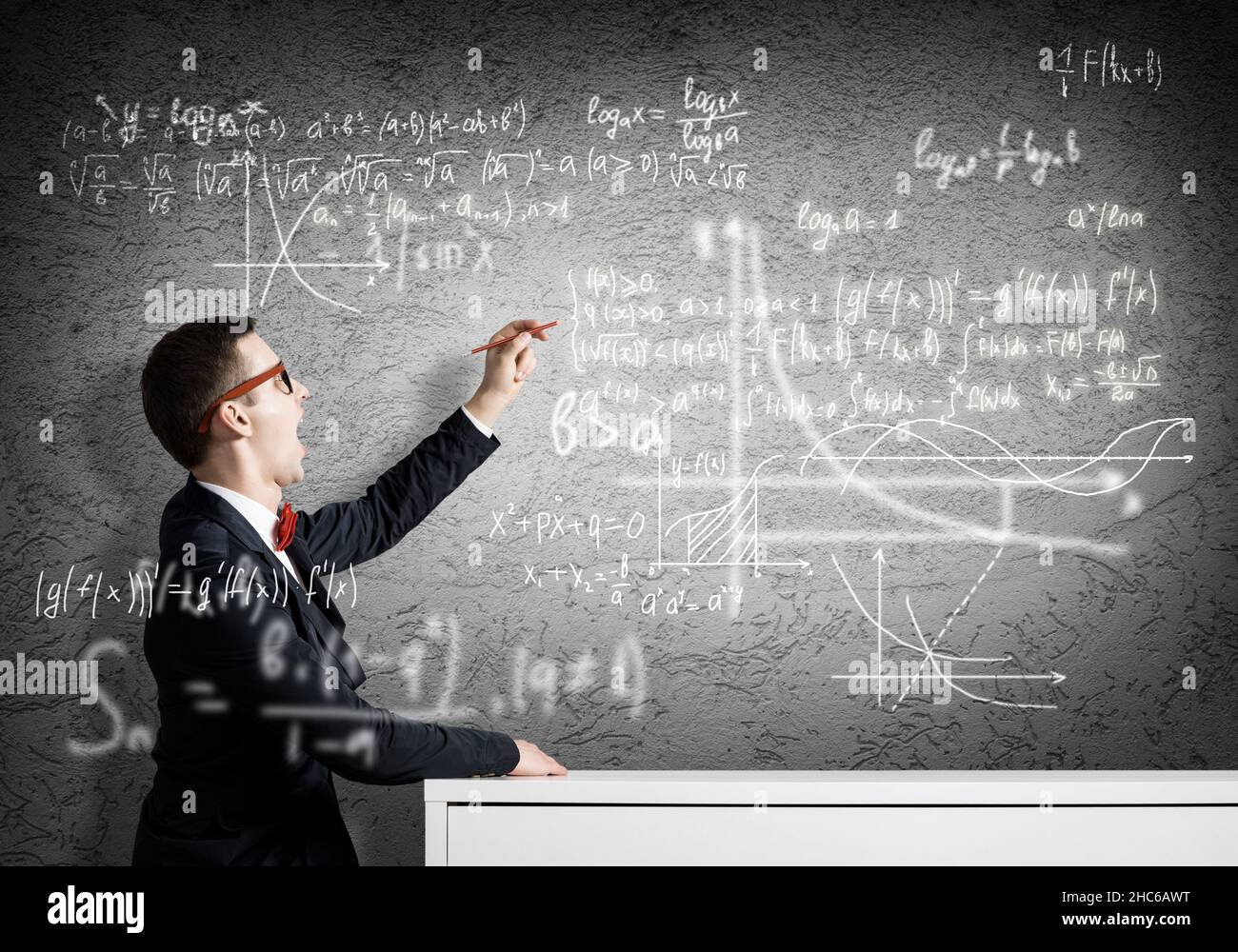 Étudiant dessin de formules scientifiques Banque D'Images