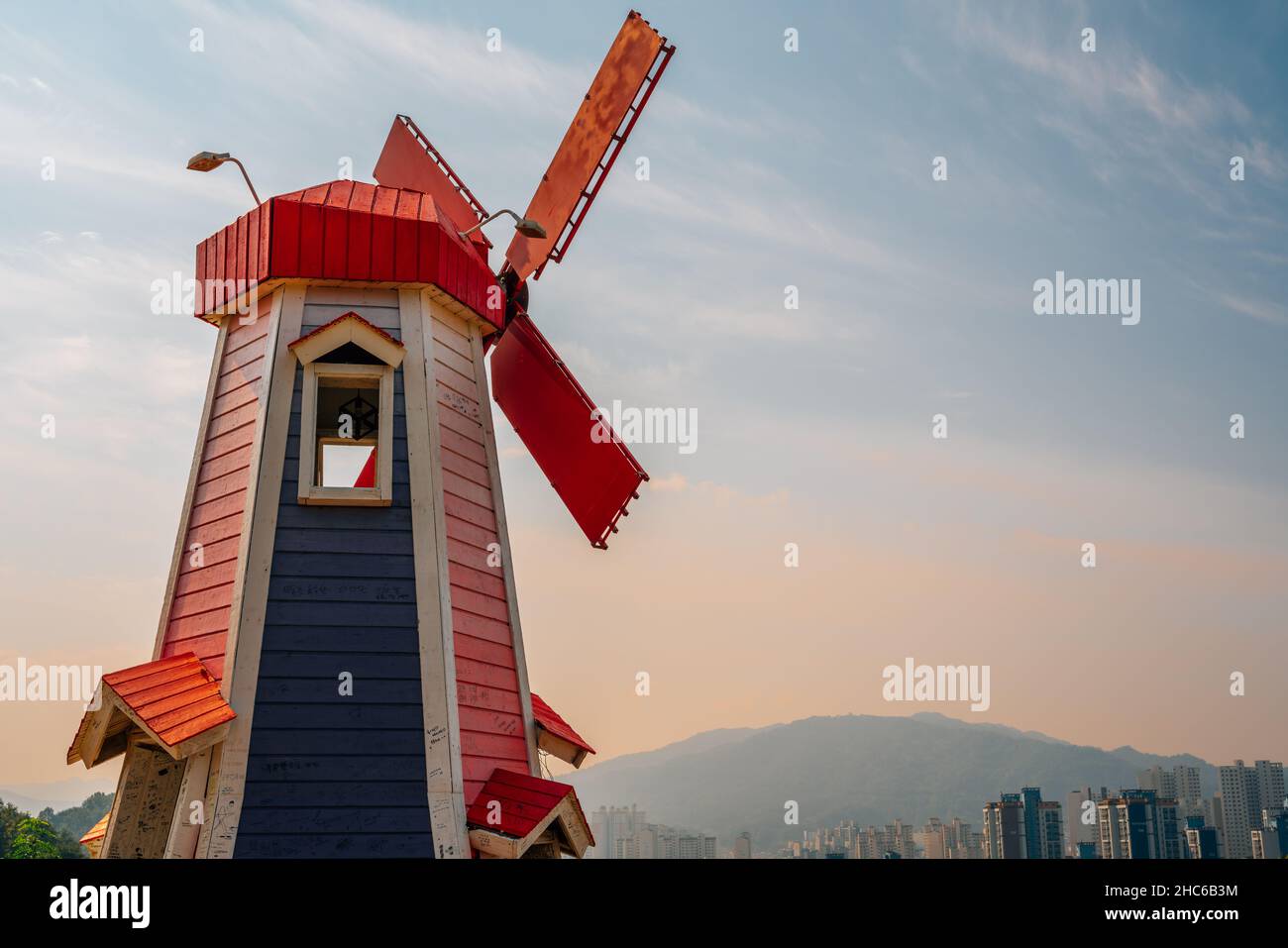 Daejeon, Corée - 21 octobre 2021 : Parc du ciel de Daedong et vue sur la ville de Daejeon avec ciel de coucher de soleil Banque D'Images