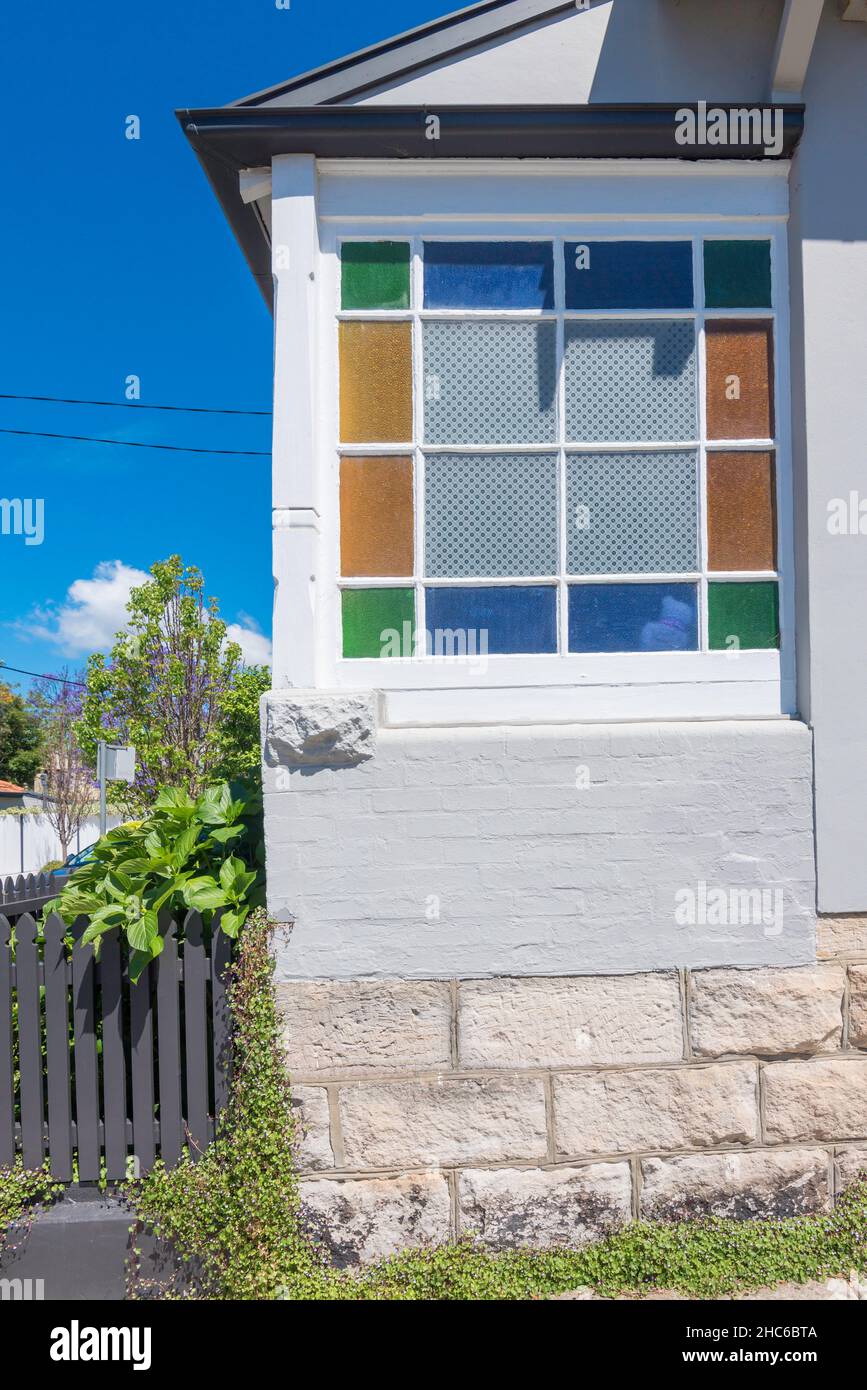 Les ensembles décoratifs de panneaux de verre coloré ont été populaires dans la période de fédération des maisons australiennes vers le début du 20th siècle. Banque D'Images
