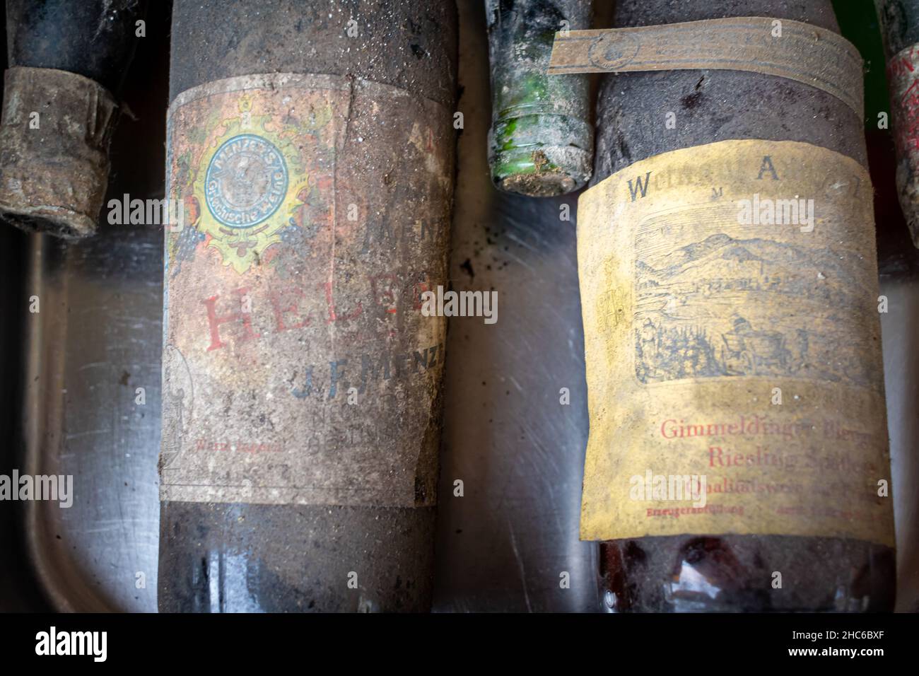 Neckargemuend, Allemagne - 11 septembre 2021: Très vieilles bouteilles de vin avec dépôts de longue cave comme offre à un marché aux puces Banque D'Images