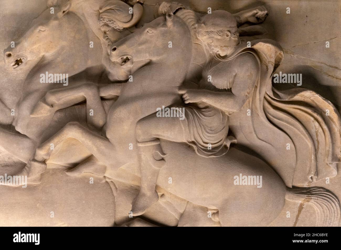 Vue détaillée du sarcophage lycien de Sidon dans le Musée d'archéologie d'Istanbul, Turquie. Banque D'Images