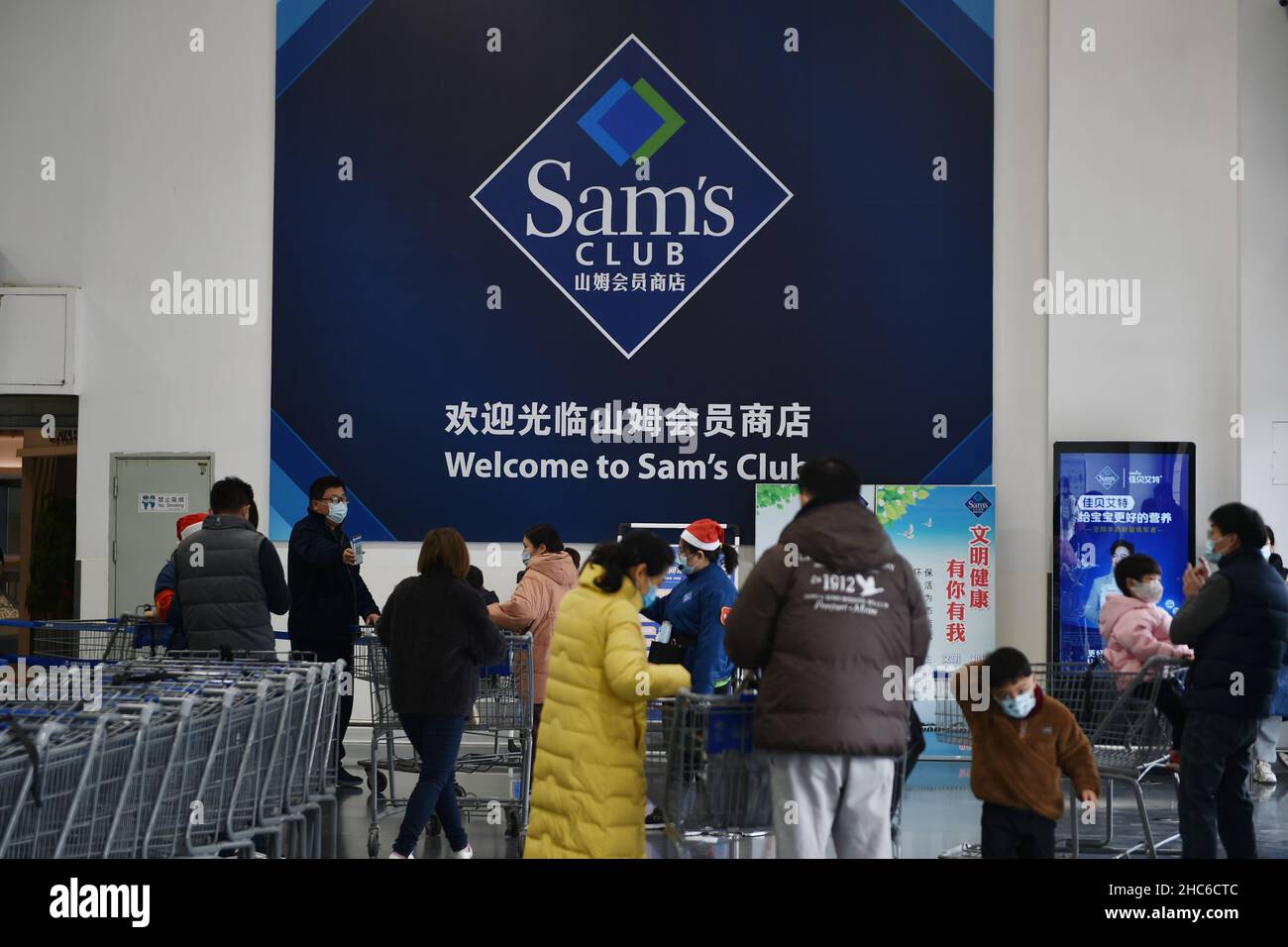 NANJING, CHINE - 25 DÉCEMBRE 2021 - les clients sont vus dans un magasin sam's Club à Nanjing, dans la province de Jiangsu, en Chine orientale, le 25 décembre 2021.Walmart, aux États-Unis Banque D'Images