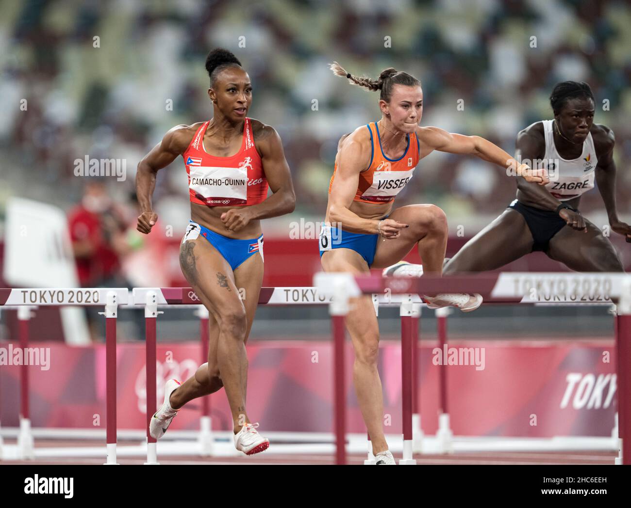 Jasmine CamachoQuinn en course et en remportant la finale des 100