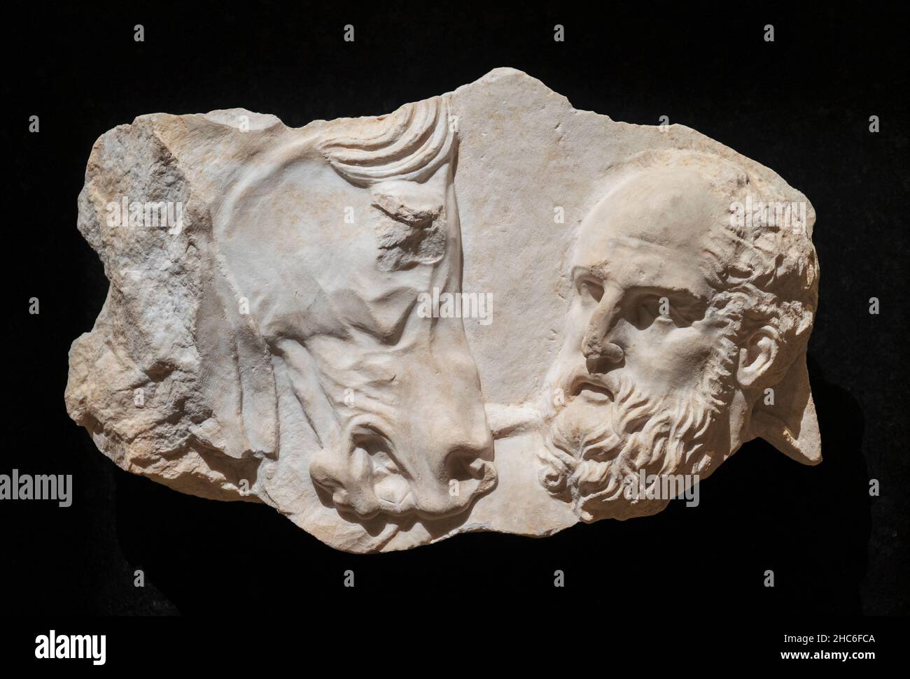 Relief en marbre d'un homme à cheval, fragment d'une stèle funéraire grenier, 4th siècle av. J.-C. Banque D'Images