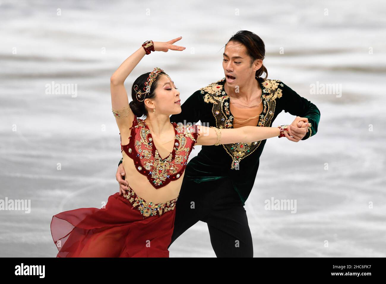 Saitama, Japon.25th décembre 2021.Muramoto Kana (L) et Takahashi Daisuke participent à la compétition de danse sur glace aux Championnats de patinage artistique All-Japan qui se sont tenus à Saitama (Japon), le 25 décembre 2021.Credit: Zhang Xiaoyu/Xinhua/Alay Live News Banque D'Images