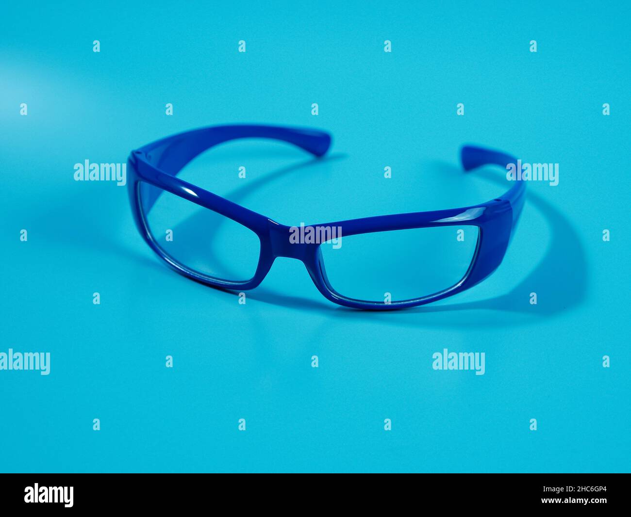 verres bleus avec verres transparents isolés. pour le concept de mode. Banque D'Images