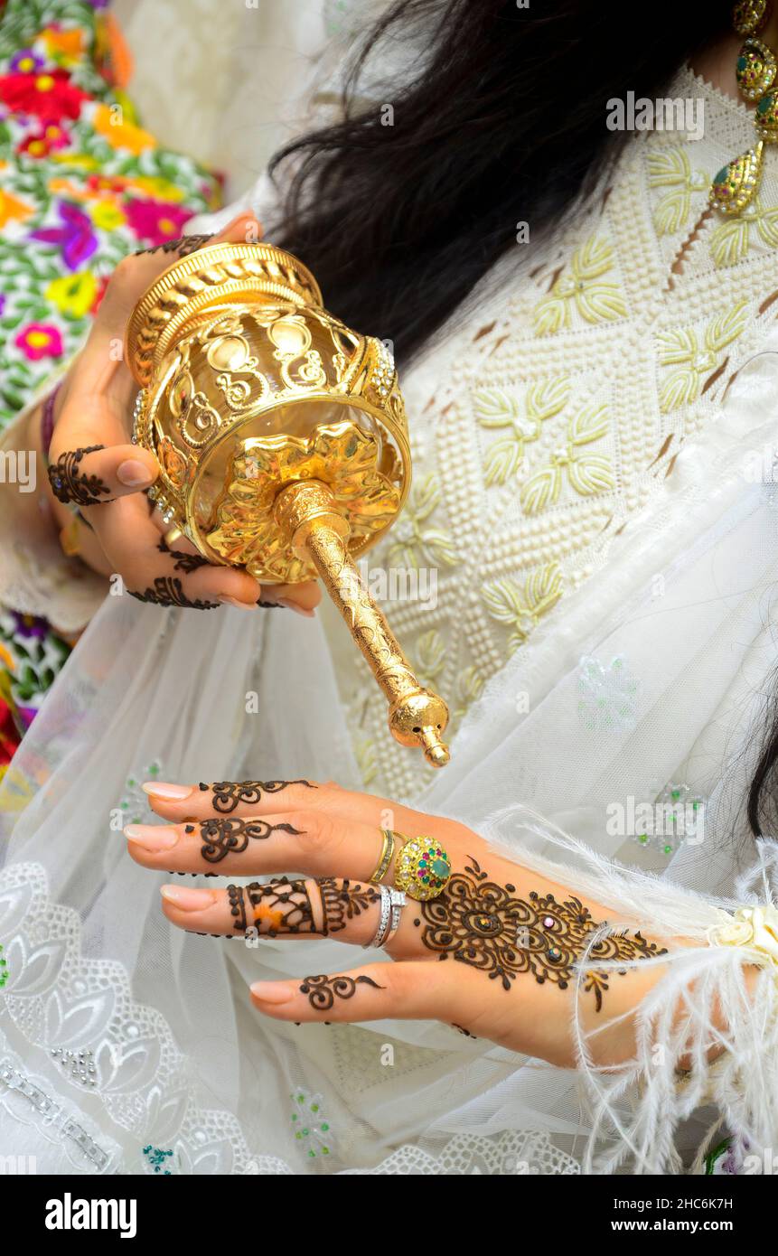 La mariée marocaine met de l'eau de fleur sur ses mains.Henné marocain Banque D'Images
