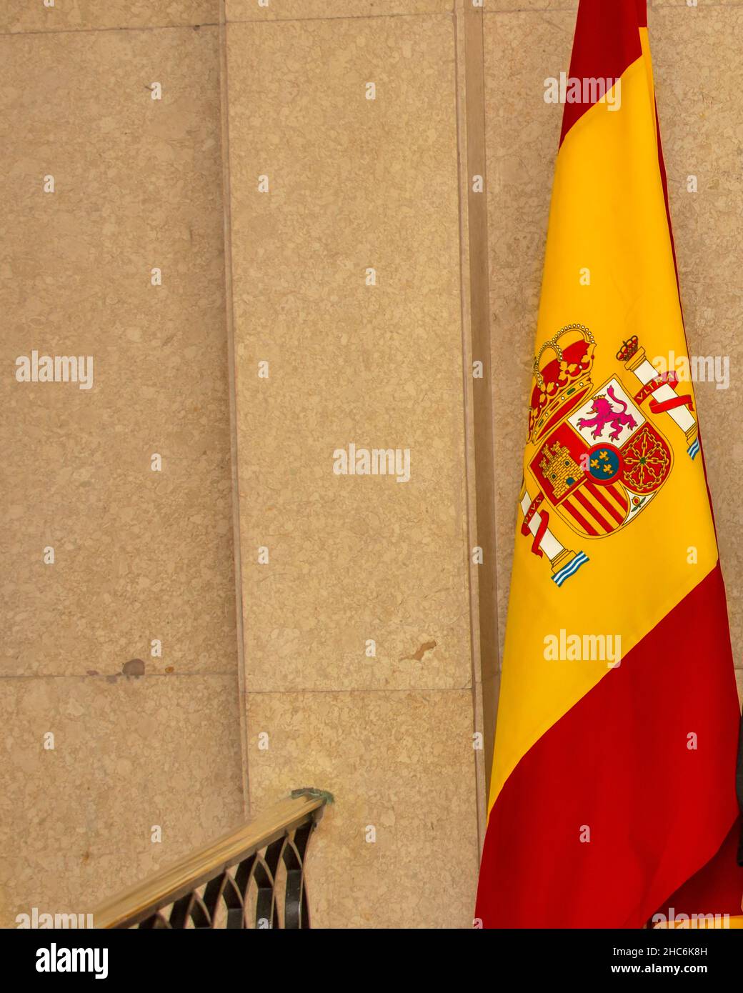 Le drapeau de l'Espagne devant le mur du consulat.Le concept des relations diplomatiques Banque D'Images