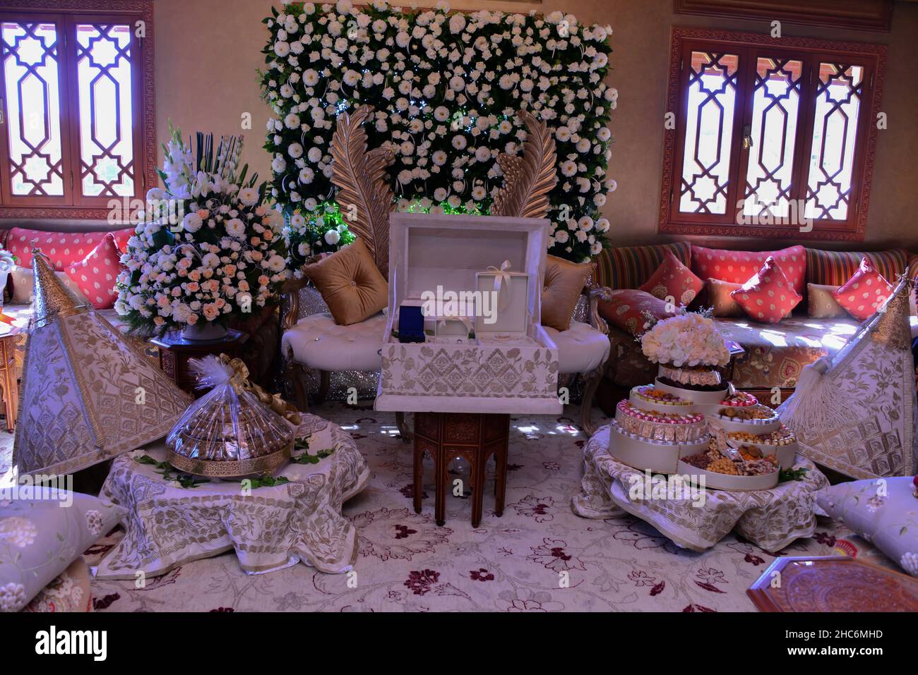 Tyafer marocain, récipients de cadeau traditionnels pour la cérémonie de mariage, décoré avec des broderies dorées ornées.henné marocain .cadeaux de mariage marocains Banque D'Images