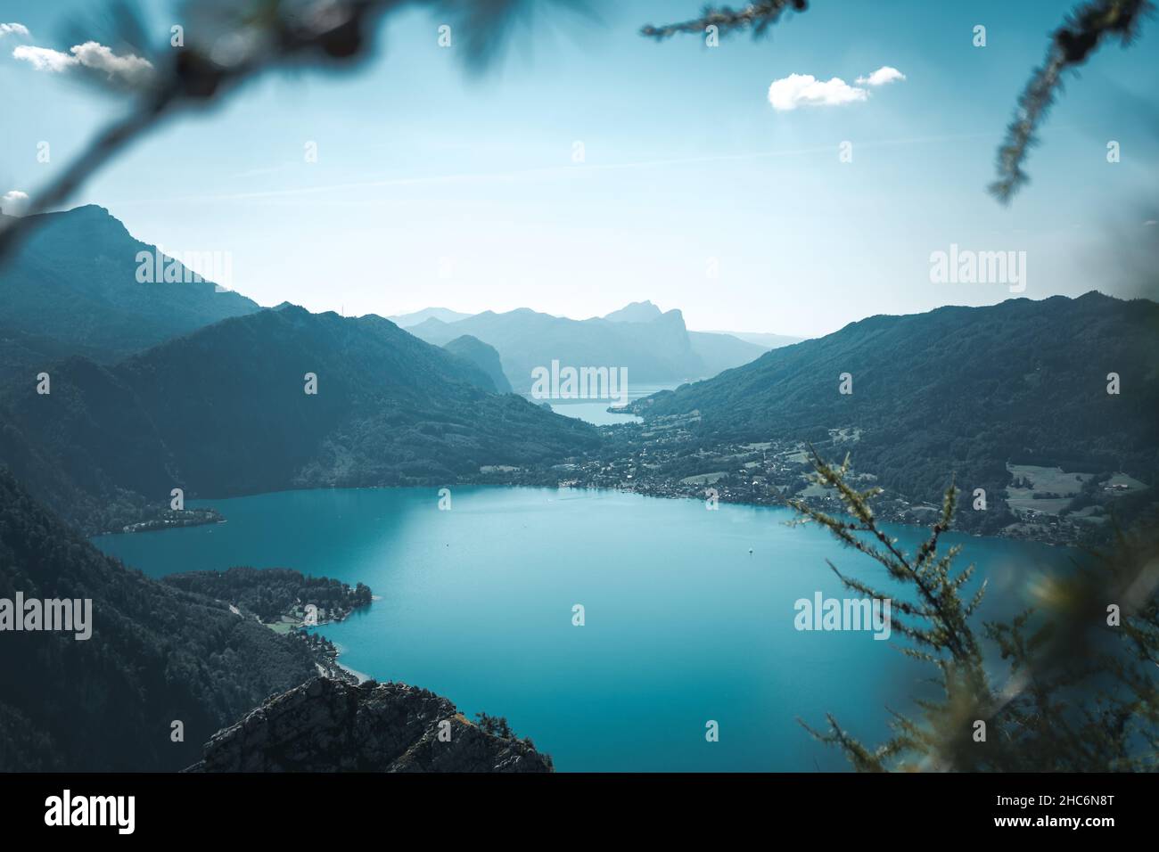 Le lac Attersee (dossier) d'un point de vue sur le mont Schoberstein en Autriche, Europe Banque D'Images