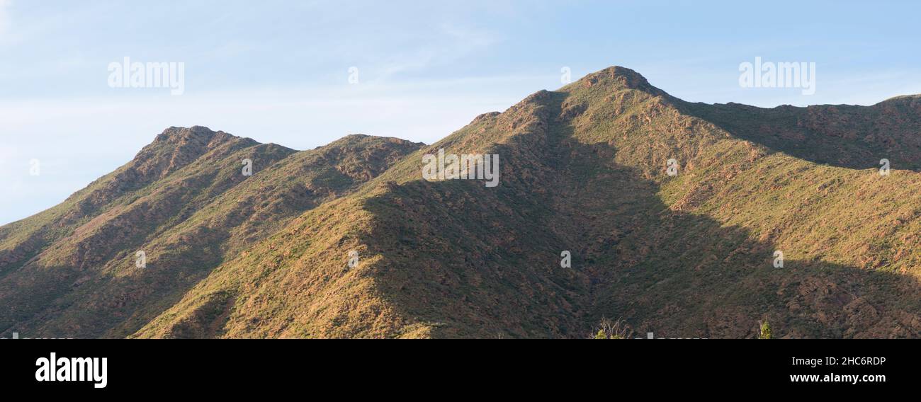 Montagnes andalouses avec végétation clairsemée, montagnes péridotite, Mijas, Andalousie, Espagne. Banque D'Images