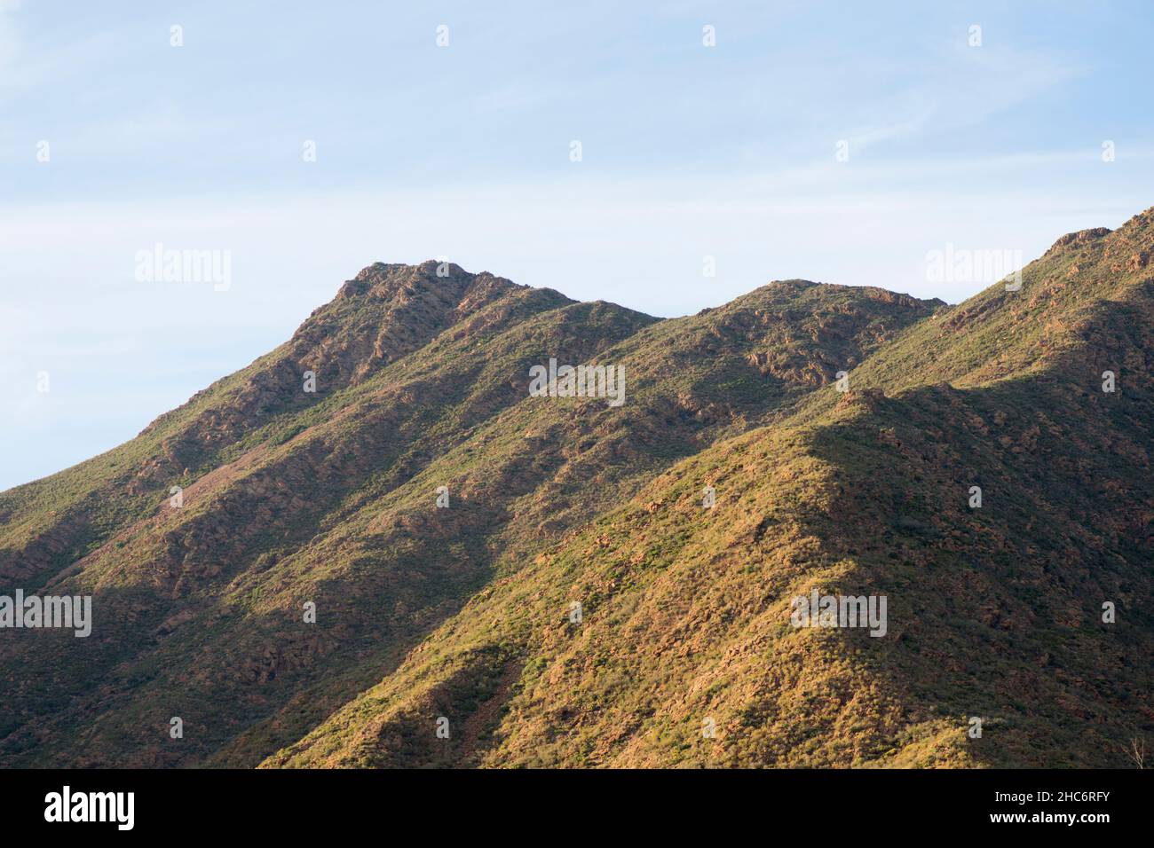 Montagnes andalouses avec végétation clairsemée, montagnes péridotite, Mijas, Andalousie, Espagne. Banque D'Images