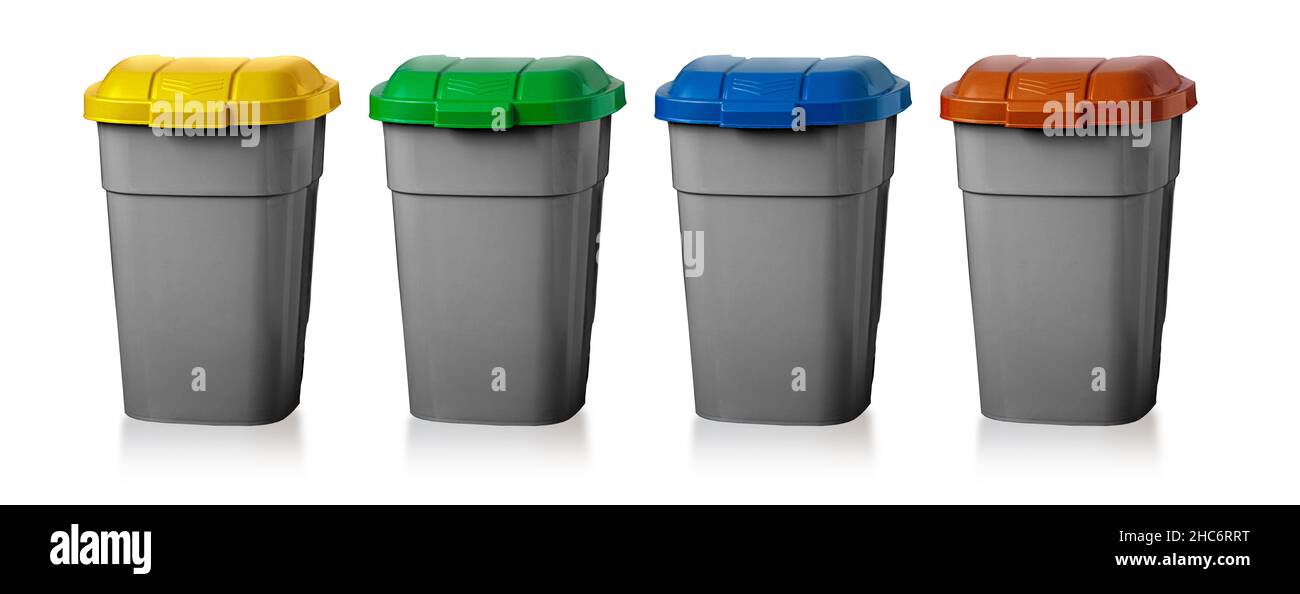 Bacs de recyclage.Poubelle jaune, verte, bleue et marron pour recyclage du plastique, du papier et du verre, poubelle isolée sur fond blanc.Conteneur pour dispo Banque D'Images