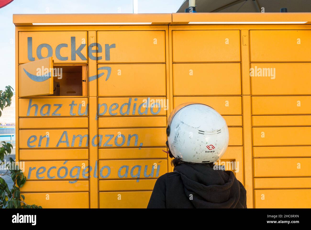 Amazon Locker, système de livraison, femme prenant le paquet, Andalousie, Espagne. Banque D'Images