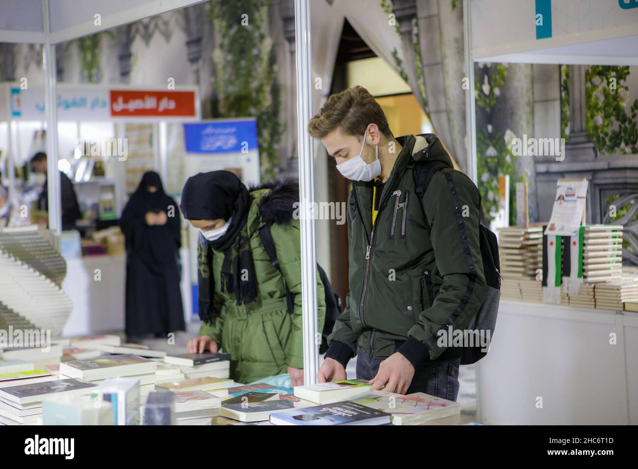 Gaziantep, Anatolie du Sud-est, Turquie.24th décembre 2021.Gaziantep, Turquie.24 décembre 2021.Une foire du livre arabe a ouvert pour la première fois dans la ville de Gaziantep, dans le sud de la Turquie.La première session de la 'Foire du livre arabe de Gaziantep' a été organisée par l'Association internationale des éditeurs de livres arabes, et a été rejointe par plus de 100 maisons d'édition, ainsi que par des centres éducatifs, des institutions et des entreprises de diverses villes turques.L'exposition de livres comprend plusieurs activités, événements culturels, conférences, séminaires, ainsi que des activités éducatives pour les enfants, tandis que Banque D'Images