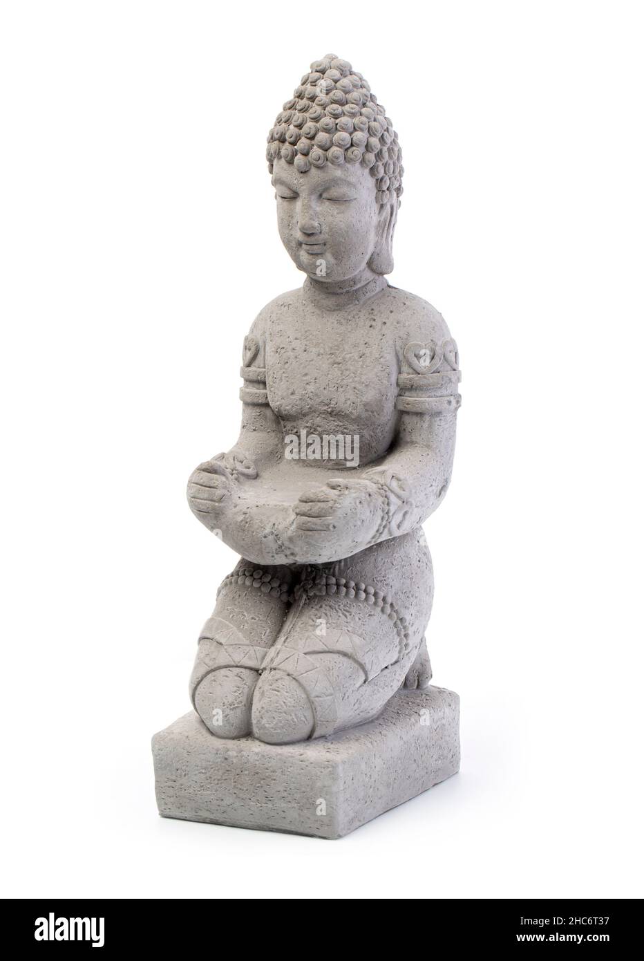 Une statue de Bouddha assise sur ses genoux isolée sur fond blanc Banque D'Images