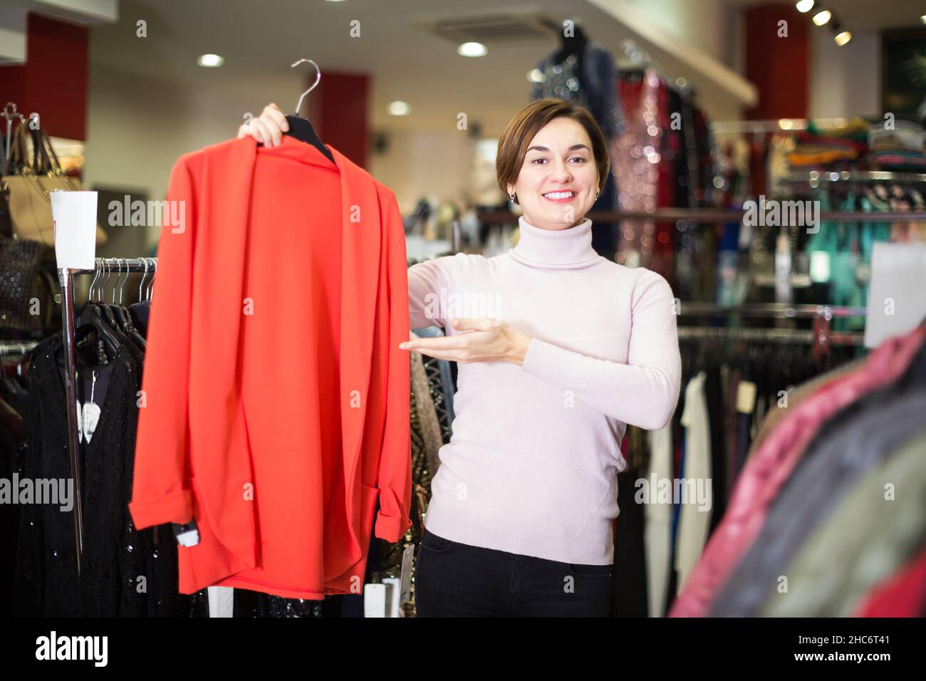 Femme choisissant tricots gilet Banque D'Images