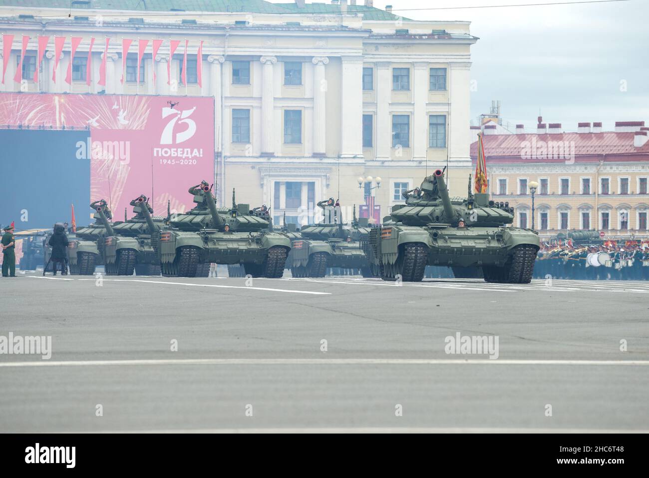 ST.PETERSBOURG, RUSSIE - 20 JUIN 2020 : colonne de chars russes T-72B3 sur la place du Palais.Parade de répétition en l'honneur du jour de la victoire Banque D'Images