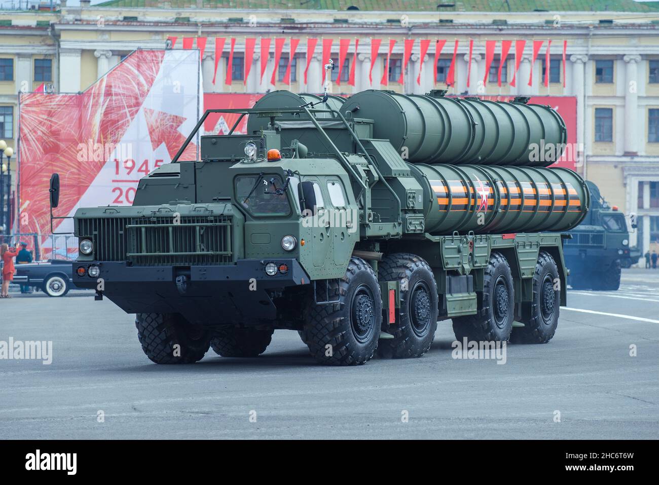 SAINT-PÉTERSBOURG, RUSSIE - 20 JUIN 2020 : lancement du système de missiles antiaériens S-400 Triumph.Répétition du défilé militaire dans Hon Banque D'Images