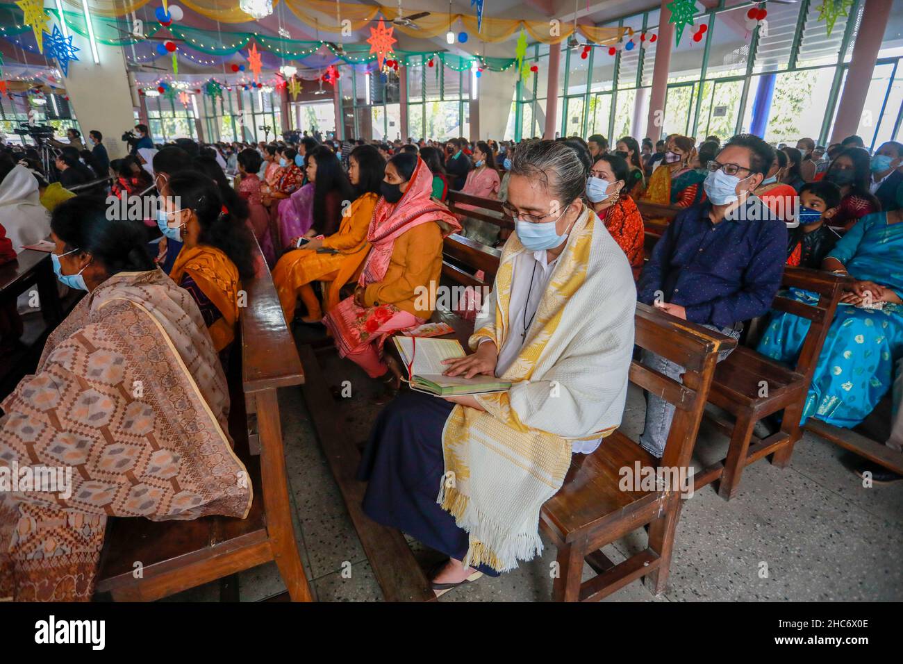 Le peuple chrétien bangladais offre la prière dans l'Eglise le jour de Noël à Dhaka, au Bangladesh, le 25 décembre 2021. Banque D'Images
