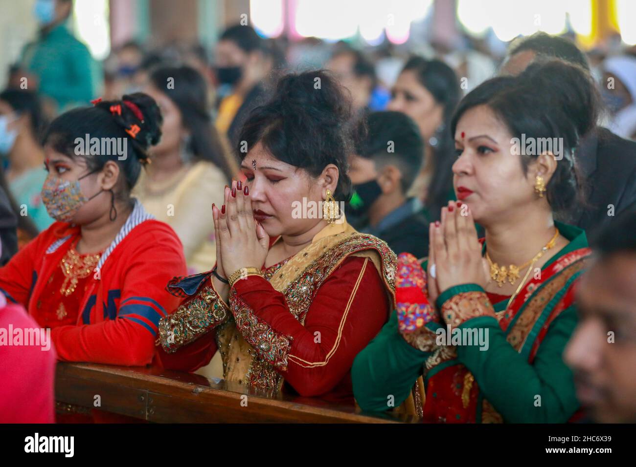 Le peuple chrétien bangladais offre la prière dans l'Eglise le jour de Noël à Dhaka, au Bangladesh, le 25 décembre 2021. Banque D'Images