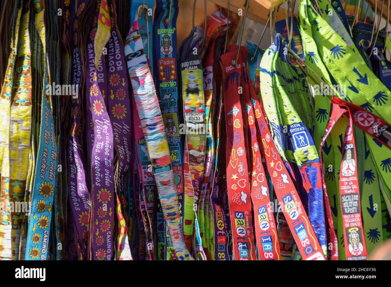 Des cols colorés dans une boutique de souvenirs à Saint-Jacques-de-Compostelle, Galice, Espagne Banque D'Images